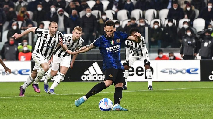 Inters Hakan Calhanoglu scores his sides opening goal on a penalty kick, during the Serie A soccer match between Juventus and Inter Milan, at the Allianz stadium in Turin, Italy, Sunday, April 3, 2022. (Fabio Ferrari/LaPresse via AP)
