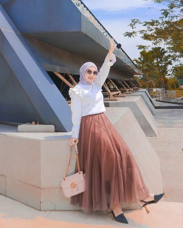 Kebetulan tulle skirt juga bisa dikenakan dengan hijabers. Look simple blouse dan tulle skirt ini bisa dikenakna untuk acara froma seperti ngantor hingga kondangan.