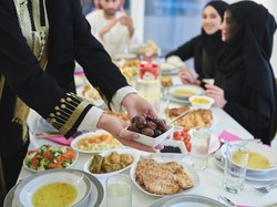 Batalkah Puasa jika Berbuka tapi Salah Lihat Jam?