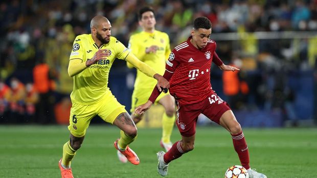VILLARREAL, SPAIN - APRIL 06: Jamal Musiala of FC Bayern Muenchen is challenged by Etienne Capoue of Villarreal CF during the UEFA Champions League Quarter Final Leg One match between Villarreal CF and Bayern München at Estadio de la Ceramica on April 06, 2022 in Villarreal, Spain. (Photo by Alexander Hassenstein/Getty Images)