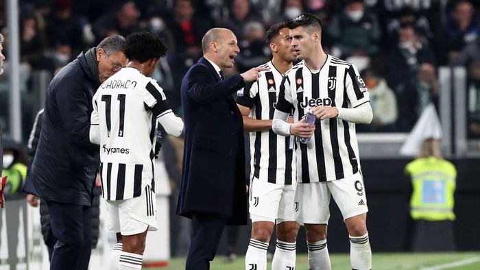 TURIN, ITALY - APRIL 03: Juventus FC coach Massimiliano Allegri issues instructions to his player Alvaro Morata during the Serie A match between Juventus and FC Internazionale at Allianz Stadium on April 03, 2022 in Turin, Italy. (Photo by Marco Luzzani/Getty Images)