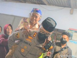 Salut! Polisi di Situbondo Gendong Nenek Lumpuh ke Lokasi Vaksinasi