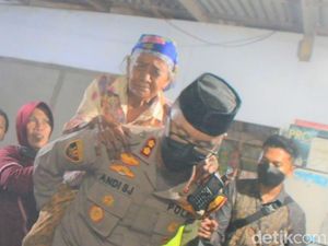 Salut! Polisi di Situbondo Gendong Nenek Lumpuh ke Lokasi Vaksinasi Salut! Polisi di Situbondo Gendong Nenek Lumpuh ke Lokasi Vaksinasi