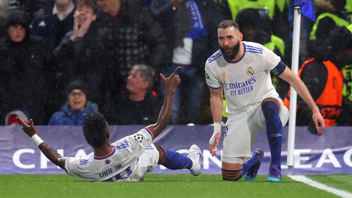 LONDON, ENGLAND - APRIL 06: Karim Benzema of Real Madrid celebrates after scoring their teams second goal during the UEFA Champions League Quarter Final Leg One match between Chelsea FC and Real Madrid at Stamford Bridge on April 06, 2022 in London, England. (Photo by Catherine Ivill/Getty Images)