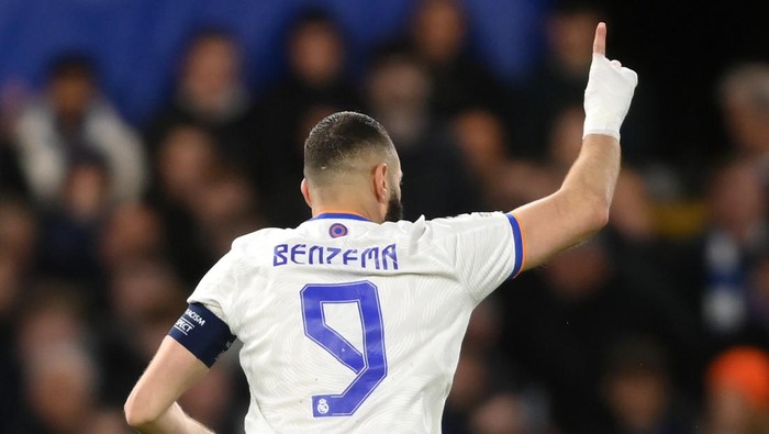 LONDON, ENGLAND - APRIL 06: Karim Benzema of Real Madrid celebrates after scoring their teams third goal and their hat trick during the UEFA Champions League Quarter Final Leg One match between Chelsea FC and Real Madrid at Stamford Bridge on April 06, 2022 in London, England. (Photo by Mike Hewitt/Getty Images)