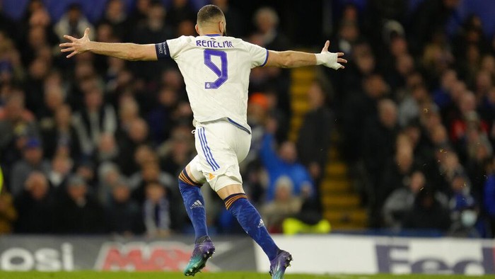 Real Madrids Karim Benzema celebrates after scoring his sides third goal during a Champions League first-leg quarterfinal soccer match between Chelsea and Real Madrid at Stamford Bridge stadium in London, Wednesday, April 6, 2022. (AP Photo/Kirsty Wigglesworth)