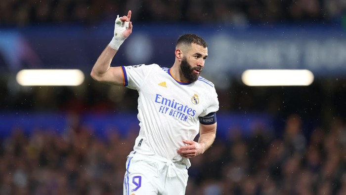 LONDON, ENGLAND - APRIL 06: Karim Benzema of Real Madrid looks on during the UEFA Champions League Quarter Final Leg One match between Chelsea FC and Real Madrid at Stamford Bridge on April 06, 2022 in London, England. (Photo by Catherine Ivill/Getty Images)