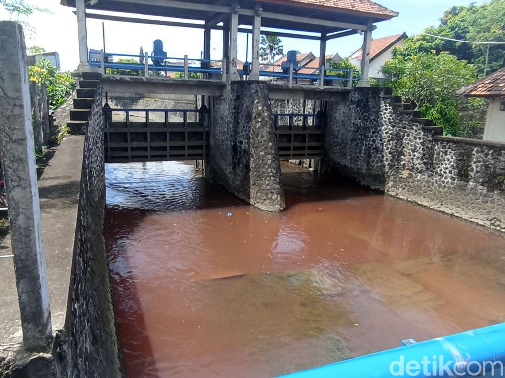 Viral Air Sungai di Denpasar Bali Jadi Warna Merah