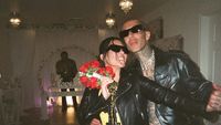 8 Foto Kourtney Kardashian Menikah di Las Vegas, Nyentrik dengan Jaket Kulit