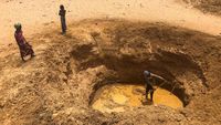 Demi Dapat Air, Warga Senegal Gali Dasar Sungai yang Mengering