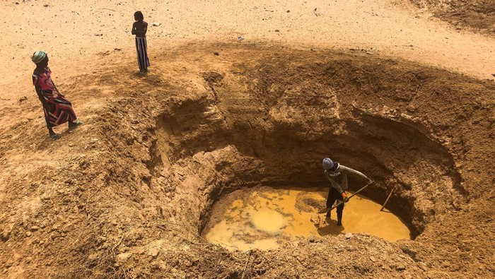 Krisis Air, Warga Senegal Gali Dasar Sungai yang Kering A man digs a pit to obtain water, in a dry river bed, near the village of Tata Bathily in Matam, Senegal March 30, 2022. Picture taken March 30, 2022. REUTERS/Edward McAllister TPX IMAGES OF THE DAY