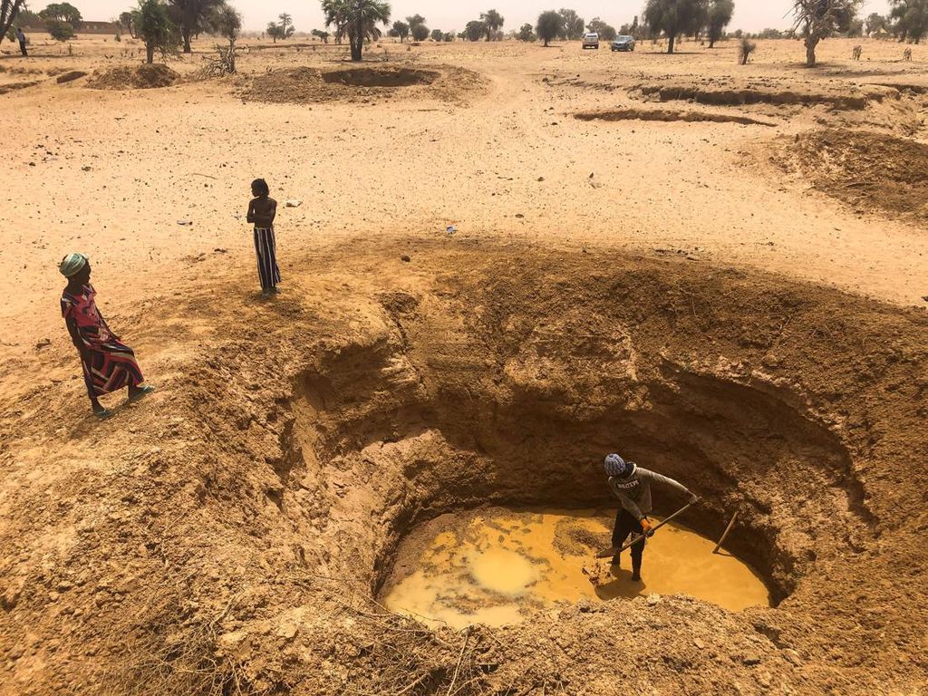 Demi Dapat Air, Warga Senegal Gali Dasar Sungai yang Mengering