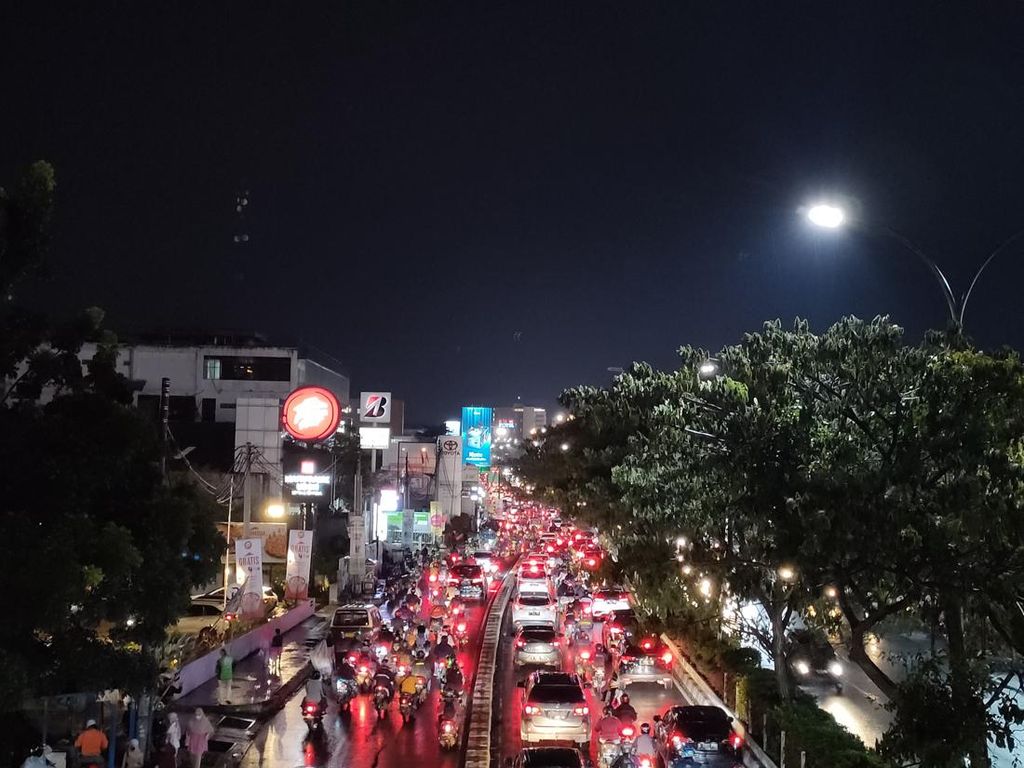 Lalin Jalan Margonda Macet Parah Usai Depok Diguyur Hujan Deras