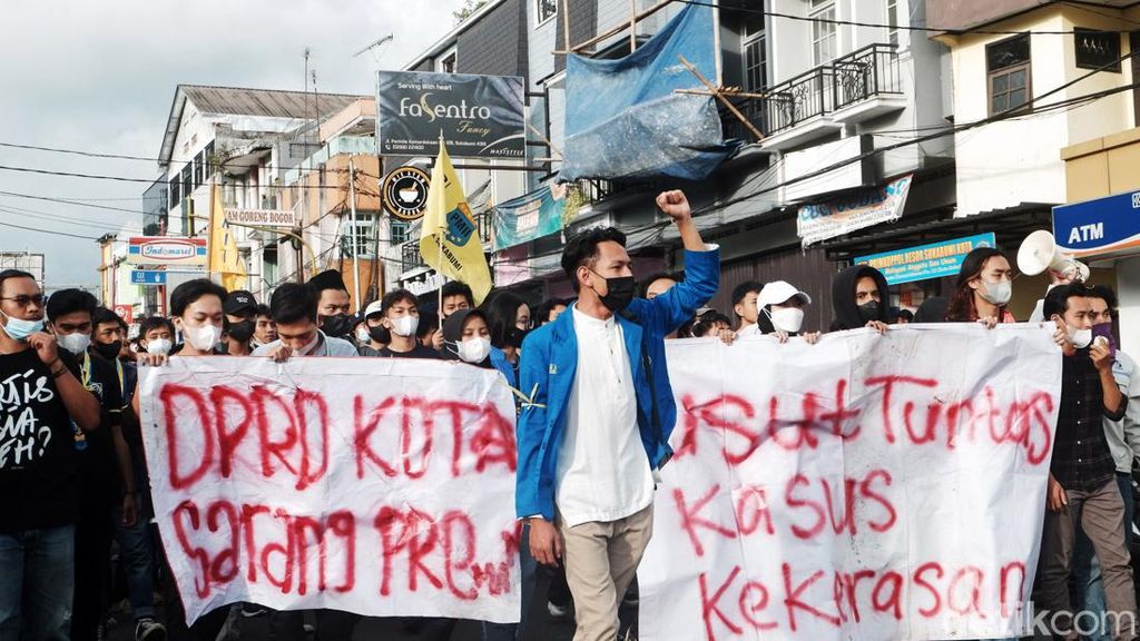 Mahasiswa Demo di Depan Markas Polres Sukabumi Kota