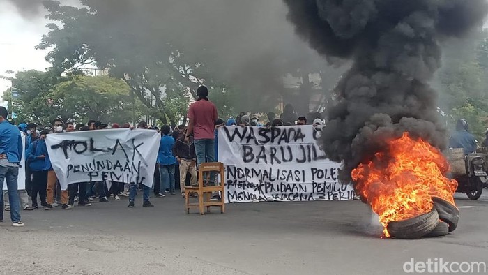 Mahasiswa Unismuh Makassar melakukan aksiblokade jalan dan bakar ban menolak perpanjangan ,masa jabatan presiden atau presiden 3 periode. (detikSulsel/Muh Ishak Agus)