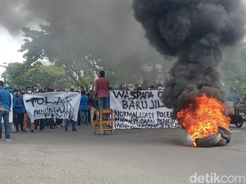 Aksi Mahasiswa Makassar Tutup Jalan Nasional Tolak Wacana Presiden 3 Periode