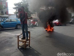 Mahasiswa di Makassar Blokade Jalan Tolak Presiden 3 Periode