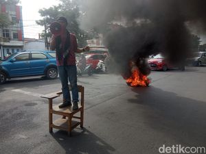 Mahasiswa di Makassar Blokade Jalan Tolak Presiden 3 Periode Mahasiswa di Makassar Blokade Jalan Tolak Presiden 3 Periode