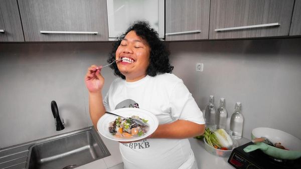 Gaya Gokil Marshel Widianto Saat Makan Bareng Denny Cagur dan Nagita Slavina