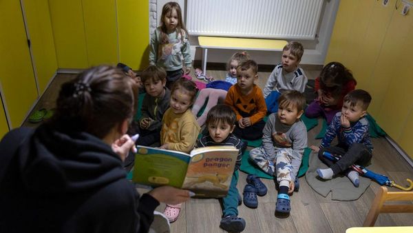 Masih Perang, Shelter Bom di Ukraina Jadi Tempat Belajar Anak-anak