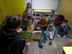 Masih Perang, Shelter Bom di Ukraina Jadi Tempat Belajar Anak-anak