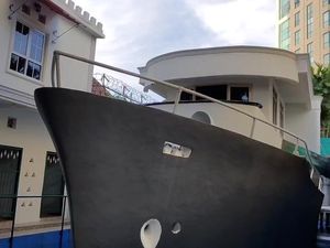 Melihat Masjid Perahu di Tebet dan Al-Quran Besar Bersampul Kayu