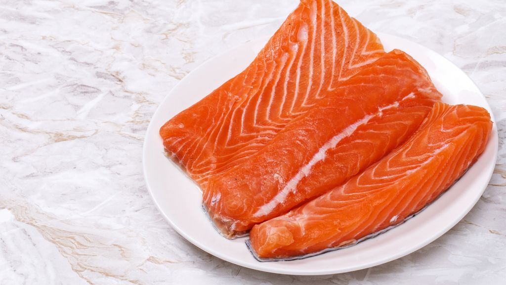 Salmon that can be selected as a healthy menu for women in their 40s.