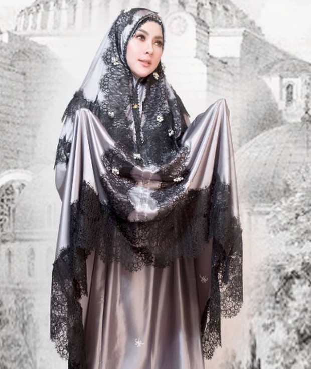 Mukena Modern/Foto : instagram.com/fatimahsyahrini Mukena modern hadir dalam berbagai model dan warna, serta dibuat dengan baham premium