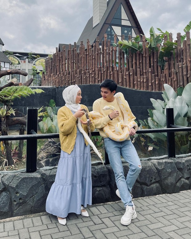 Gaya hijab pastel Dinda Hauw