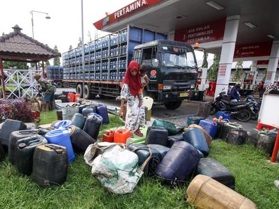 Miris! Nelayan Terpaksa Nggak Melaut demi Antre Solar