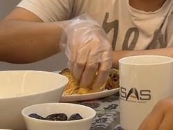 Idap Radang Kulit, Pria Ini Tak Bisa Makan dengan Tangan Langsung