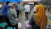 Jokowi Sapa Pedagang dan Bagi BLT di Pasar Angso Duo Jambi