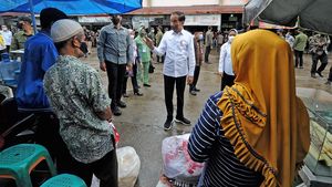 Jokowi Sapa Pedagang dan Bagi BLT di Pasar Angso Duo Jambi
