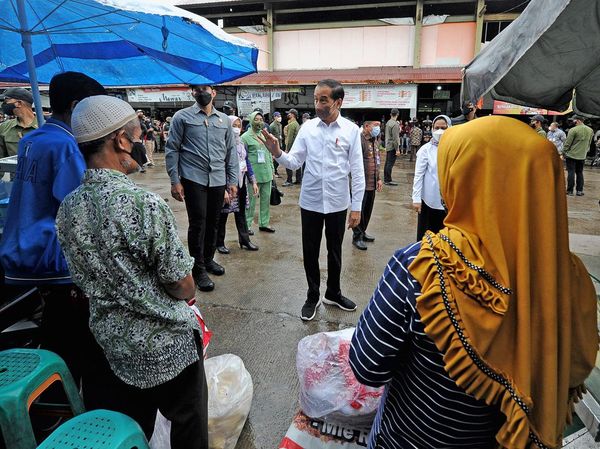 Jokowi Sapa Pedagang dan Bagi BLT di Pasar Angso Duo Jambi