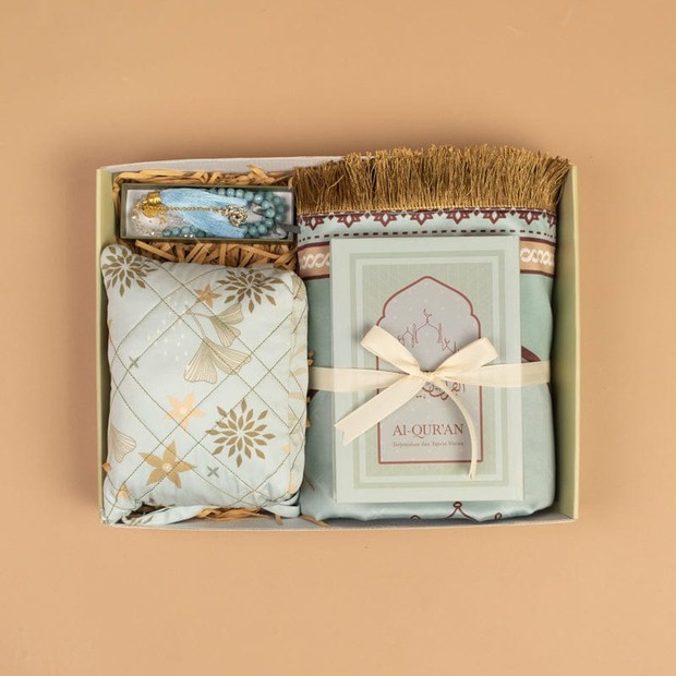 Ide hampers perlengkapan solat mukena, sajadah, tasbih dan Al Quran by Howel and Co.