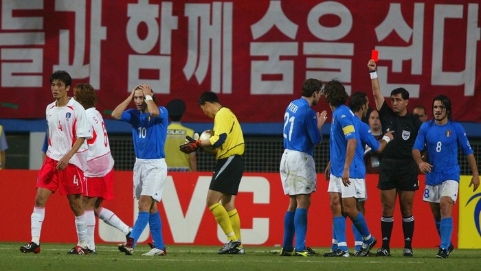 DAEJEON - JUNE 18:  Referee Byron Moreno of Ecuador shows the red card to Francesco Totti of Italy (no.10) during the FIFA World Cup Finals 2002 Second Round match between South Korea and Italy played at the Daejeon World Cup Stadium, in Daejeon, South Korea on June 18, 2002. South Korea won the match 2-1 with a Golden Goal in extra-time. DIGITAL IMAGE. (Photo by Ben Radford/Getty Images)