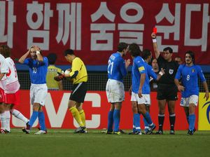 Wasit Korea Selatan Vs Italia di Piala Dunia 2002 Ungkap Penyesalannya