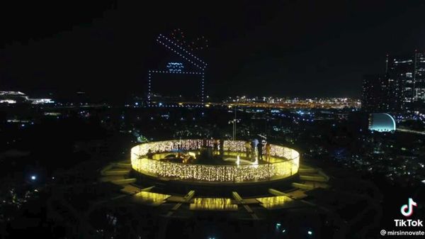 Potret Spektakuler Lamar Kekasih Pakai 150 Drone