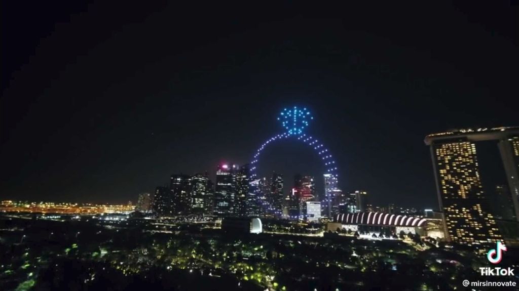 Pria singapura lamar kekasih pakai 150 drone