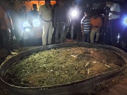 Puing-puing Roket China Jatuh di Desa India Bikin Heboh