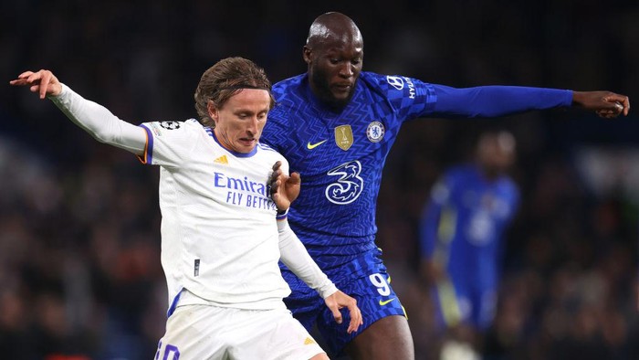 LONDON, ENGLAND - APRIL 06: Luka Modric of Real Madrid is challenged by Romelu Lukaku of Chelsea during the UEFA Champions League Quarter Final Leg One match between Chelsea FC and Real Madrid at Stamford Bridge on April 06, 2022 in London, England. (Photo by Catherine Ivill/Getty Images)