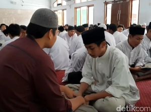 Melihat Aktivitas Ponpes Pencetak Hafiz di Tasikmalaya Melihat Aktivitas Ponpes Pencetak Hafiz di Tasikmalaya