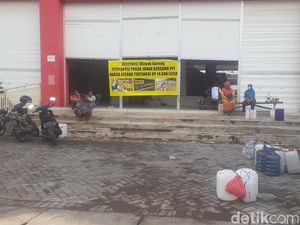 Antre Sejak Pagi, Pedagang Kecele Operasi Migor Curah Pasar Johar Batal