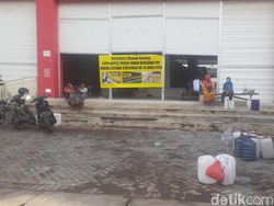 Antre Sejak Pagi, Pedagang Kecele Operasi Migor Curah Pasar Johar Batal