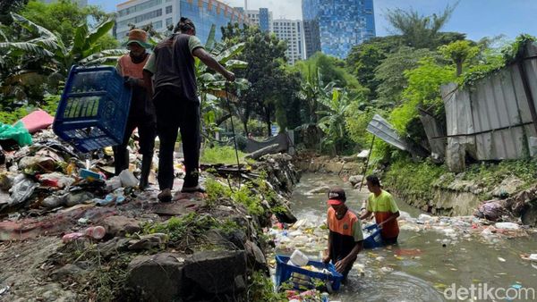 Semangat Bersihkan Sampah Sungai Meski Tengah Berpuasa
