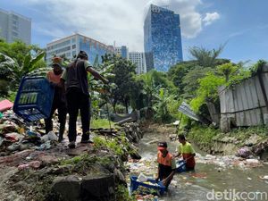 Semangat Bersihkan Sampah Sungai Meski Tengah Berpuasa Semangat Bersihkan Sampah Sungai Meski Tengah Berpuasa