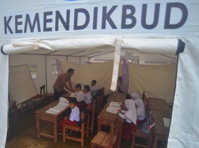 Siswa Terdampak Gempa Pasaman Barat Belajar di Sekolah Darurat
