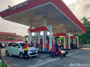 Harga Pertamax Naik, Warga di Banyuwangi Antre Pertalite di SPBU Harga Pertamax Naik, Warga di Banyuwangi Antre Pertalite di SPBU