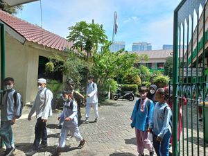Viral SDN di Jakpus Wajibkan Seluruh Murid Berbaju Muslim Selama Ramadan Viral SDN di Jakpus Wajibkan Seluruh Murid Berbaju Muslim Selama Ramadan