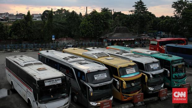 Suasana Terminal Kampung Rambutan Pekan Pertama Ramadan Pada pekan pertama Ramadan 2022, para pemudik mulai berdatangan di Terminal Bus Kampung Rambutan, Jakarta Timur. Pemudik baik dari luar kota menuju Jakarta ataupun sebaliknya sudah mulai terlihat. Kamis (7/4/2022). CNN Indonesia/Andry Novelino